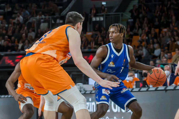 现出一个现 现出一个现